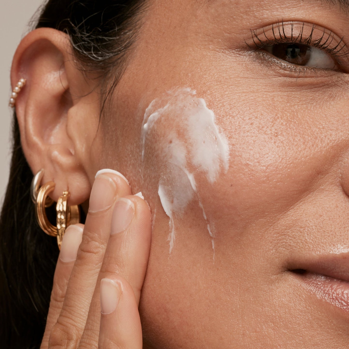 simple-skincare-cleanser-and-ceramide-moisturizer-duo-y6 INKEY_DTC_Bio-ActiveCeramide_Ppage_Model_02_dd0fc443-e441-4e82-ac65-ebe93c1b6365_1.jpg