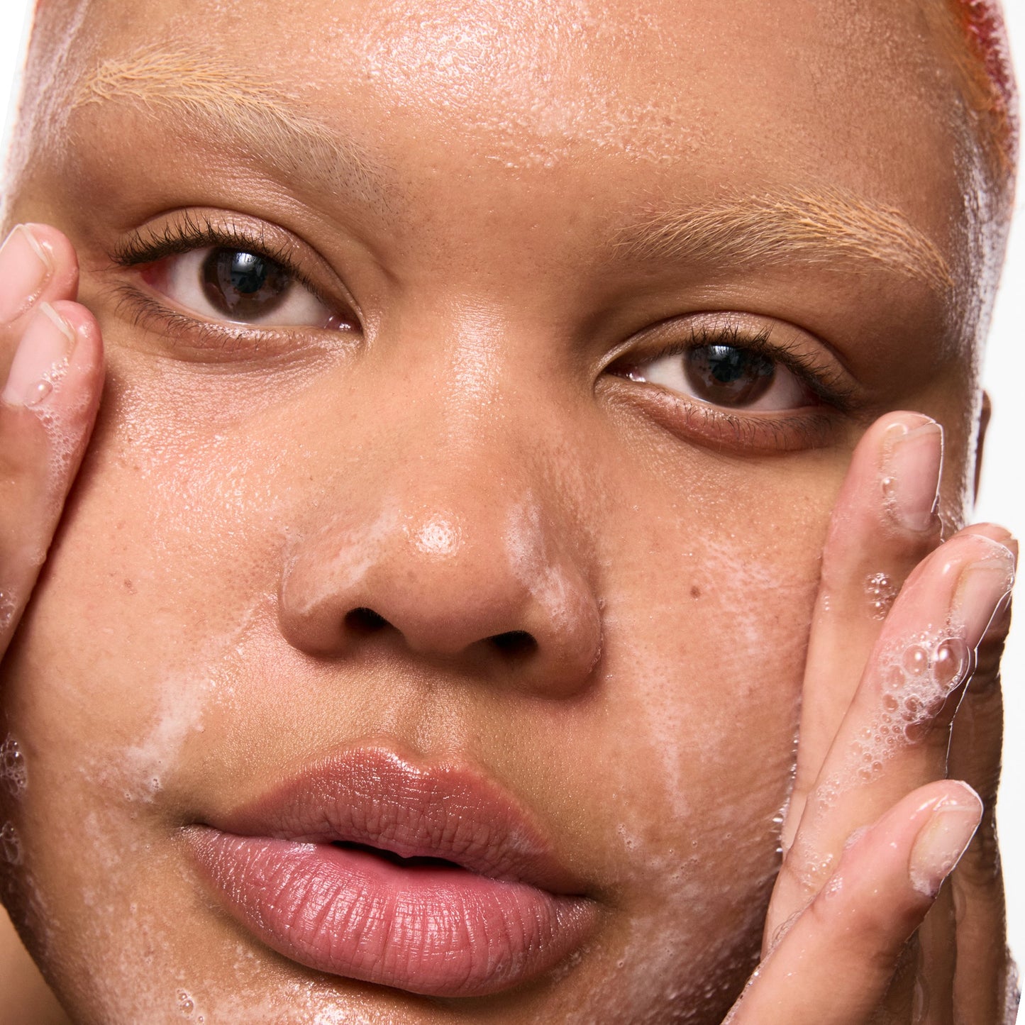 salicylic-acid-cleanser-duo-m5 Omega50_Model_2000x2000-1_ce0a3018-d6f0-4ed9-a17d-0096b80b29f6.jpg